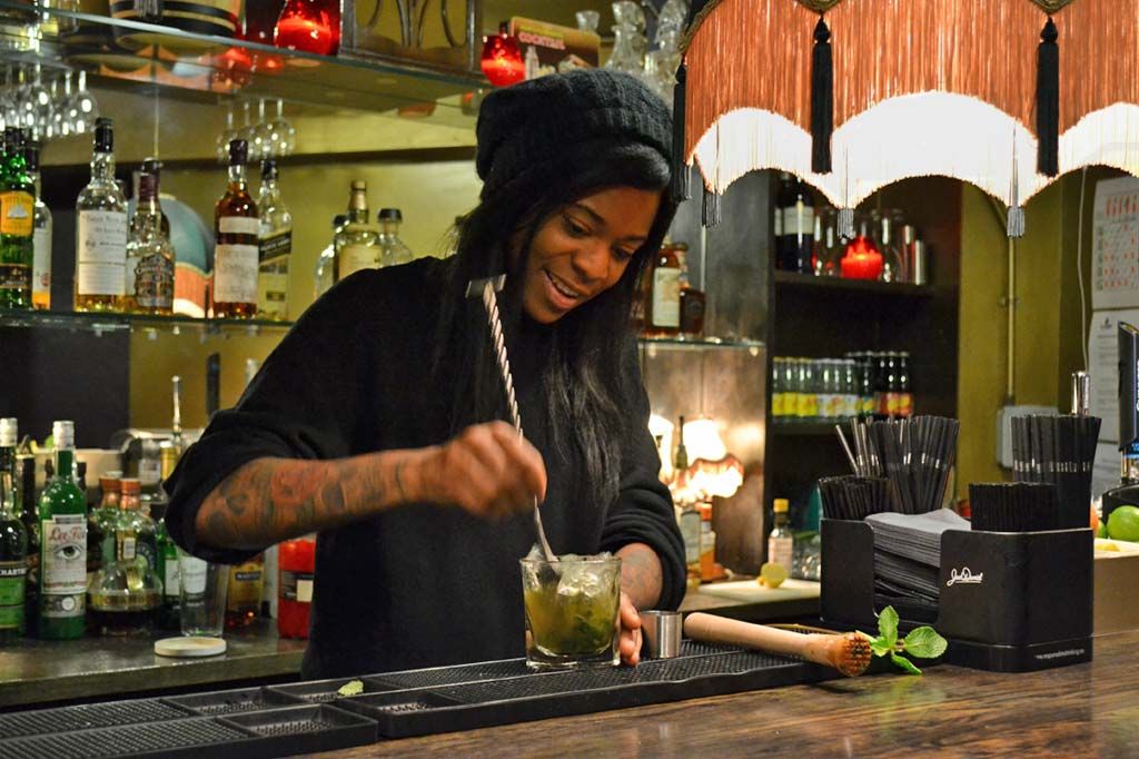 Mixing up a mint Julep at Aces. Photo: Stephen Emms / London Belongs To Me