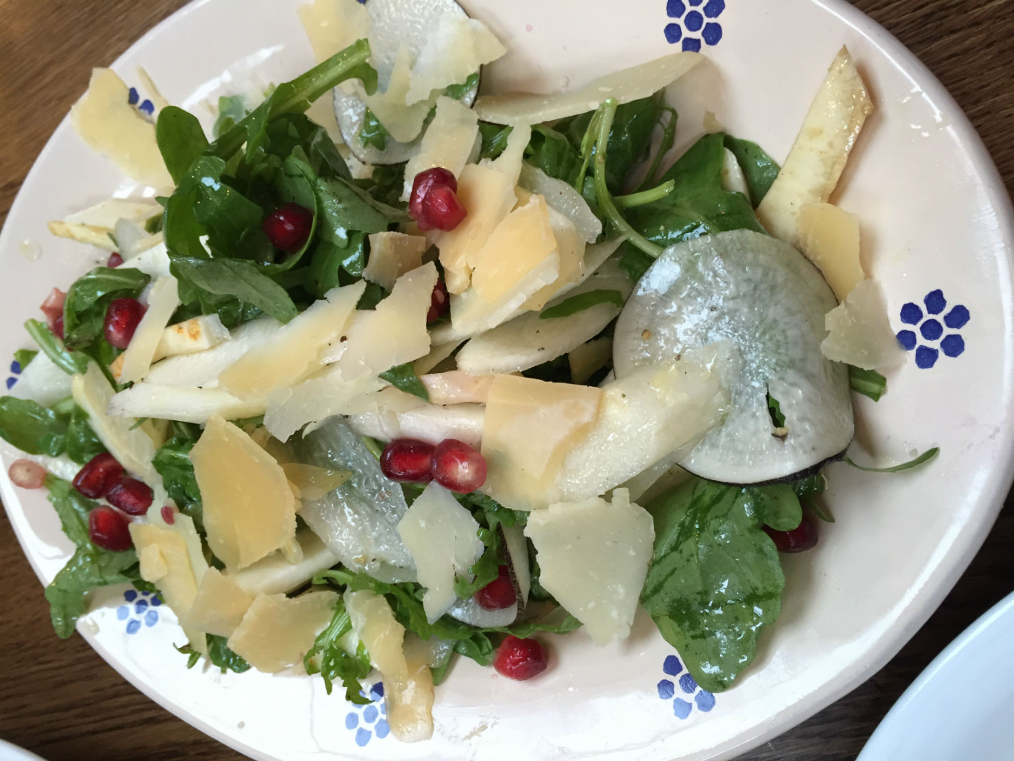 A salad with shaved white asparagus and truffle oil. Photo; SE